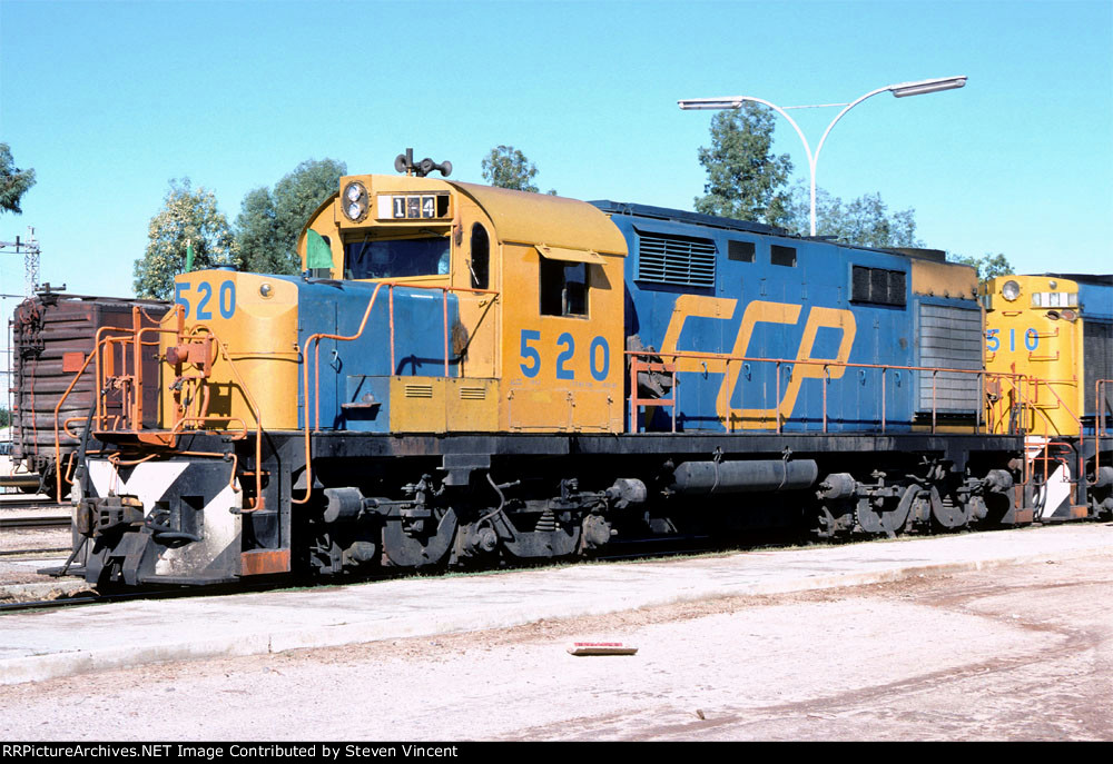 Ferrocarril del Pacific RSD12 #520 leads a southbound passenger train